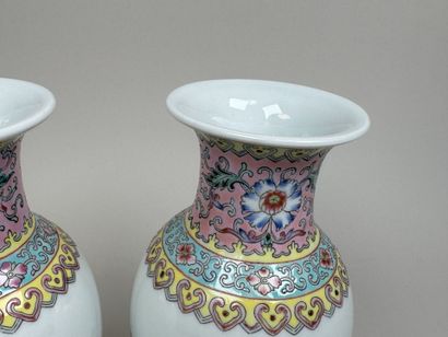 CHINA, 20th century.
Pair of baluster vases...
