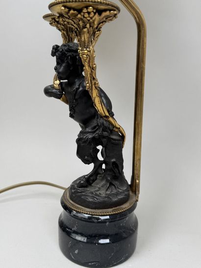 École, XXe.
Pied de lampe en bronze à deux...