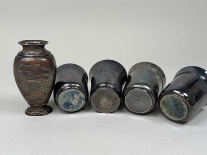Quatre timbales en métal argenté à décor...