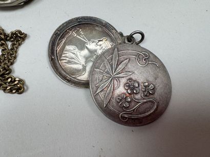 Lot comprenant :
- deux montres de gousset...