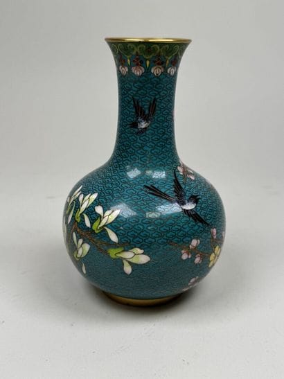 ASIE, XXe.
Vase balustre en émail cloisonné...