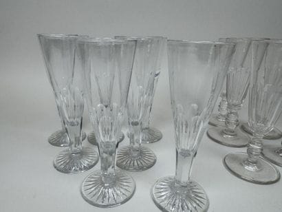12 flutes à champagne en cristal.
H. 16,...