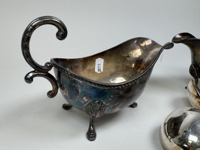 Paire de saucières tripodes en métal argenté,...