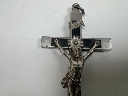 Crucifix pendentif en métal et bois noirci.
Fin...