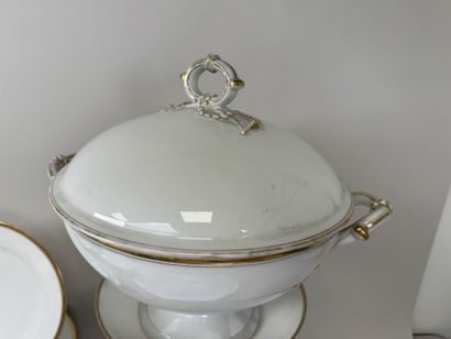 Deux parties de service en porcelaine blanche...