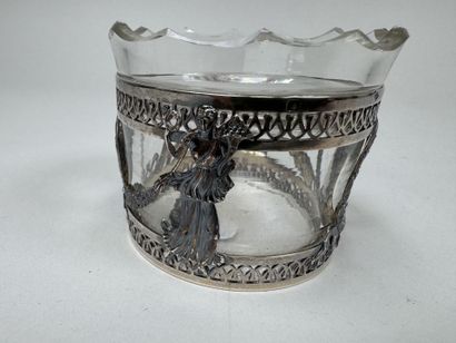 Encrier en verre moulé, la monture en argent...
