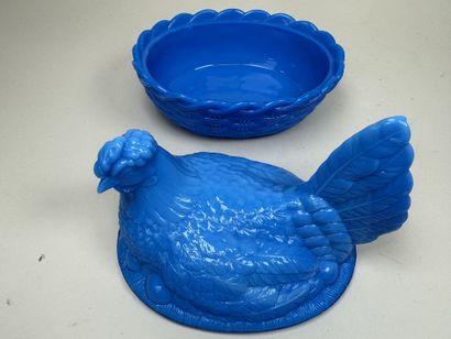 Bonbonnière en opaline bleue figurant une...