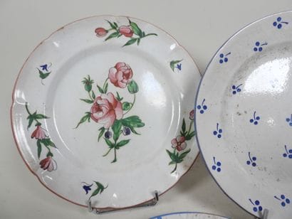 Lot de cinq assiettes en faïence.
XIXe et...