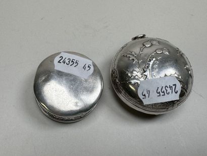 Deux petites boites pendentifs piluliers...