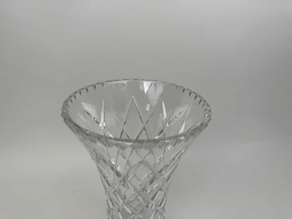 Vase en verre taillé à décor de motifs géométriques.
H....