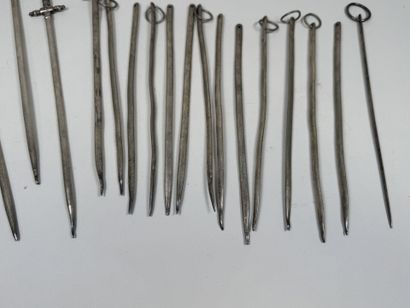 WISKEMANNE.
20 silver-plated skewers, including...