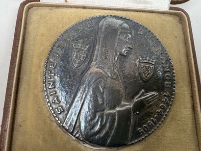 Médaille circulaire en argent figurant 