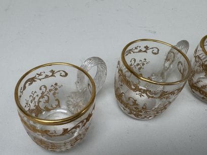 Série de 8 petites tasses en cristal moulé...