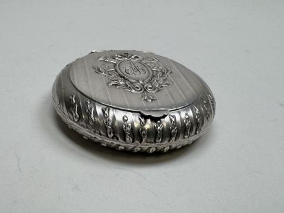 Petite boite poudrier en argent à décor d'un...