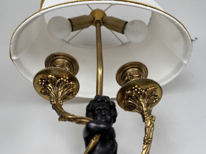 École, XXe.
Pied de lampe en bronze à deux...