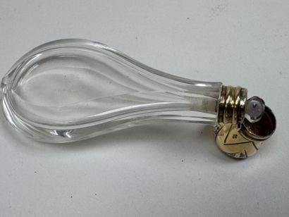 Deux flacons à sel en cristal taillé, l'un...