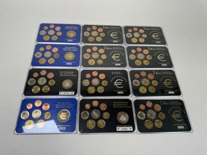 12 coffrets numismatique de pièces en Euro...