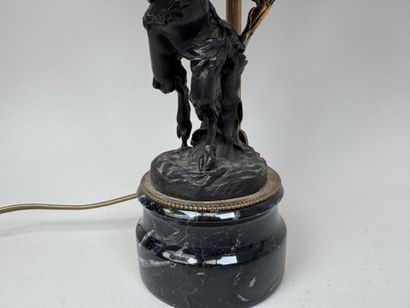 École, XXe.
Pied de lampe en bronze à deux...