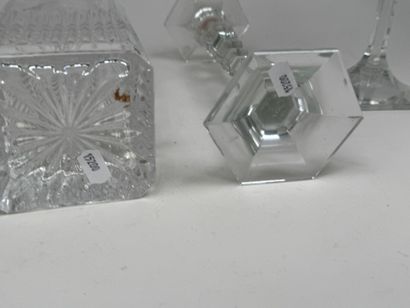 Lot en verre moulé comprenant :
- une paire...