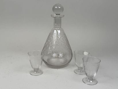 Partie de service à alcool en cristal à décor...