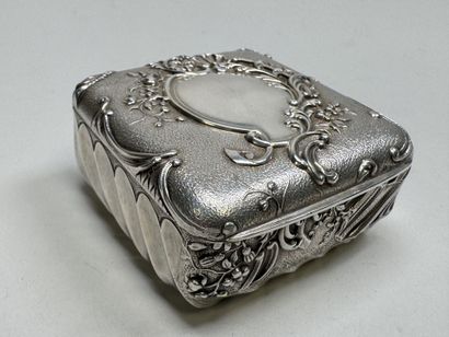Petite boite en argent à décor en repoussé...