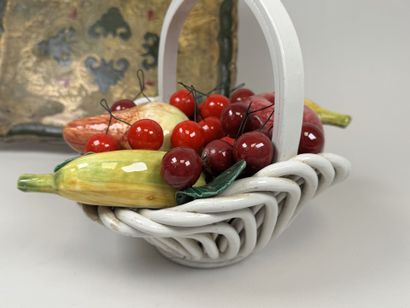 Coupe en trompe-l'œil de corbeille de fruits...