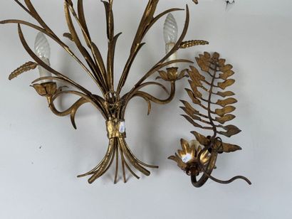 Applique en métal doré à deux bras de lumière...