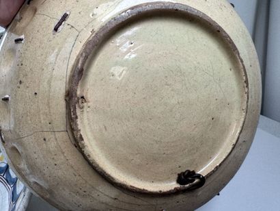 Lot en faïence polychrome comprenant :
-...