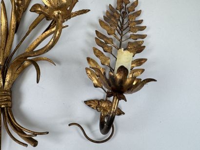 Applique en métal doré à deux bras de lumière...