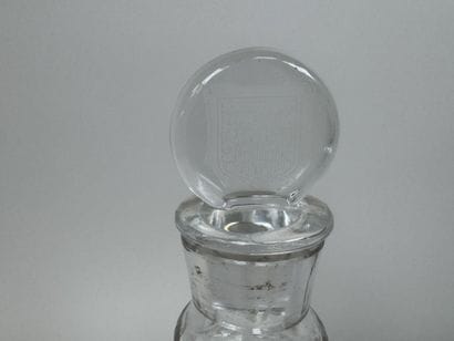 BACCARAT.
Carafon en cristal à décor gravé...