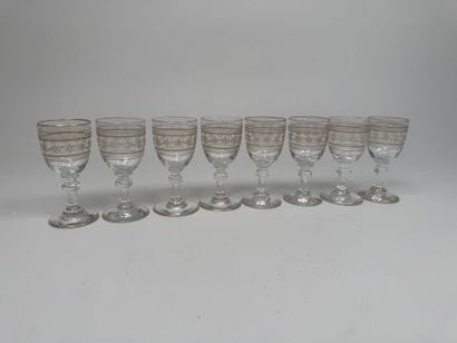 Série de 8 petits verres sur pied à liqueur...