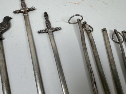 WISKEMANNE.
20 silver-plated skewers, including...