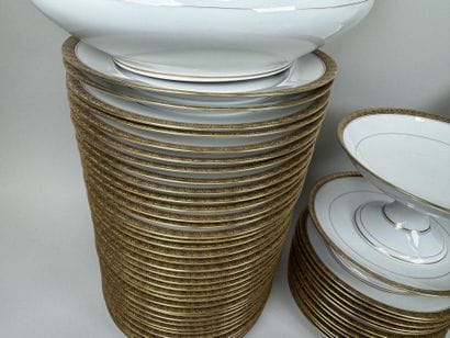 LIMOGES, 20th century.
A substantial dinner...