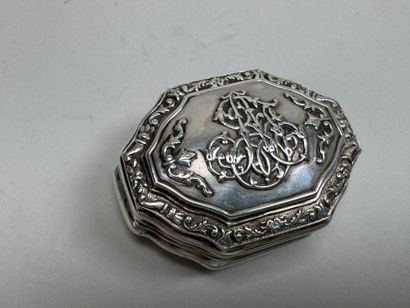 Petite boite pilulier en argent à décor d'un...