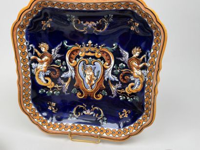 GIEN.
Lot en faïence polychrome comprenant...