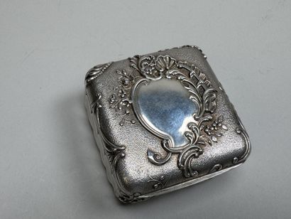 Petite boite en argent à décor en repoussé...
