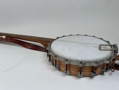 FRAMUS.
Banjo en bois et métal.
L. 97 cm.
(petites...