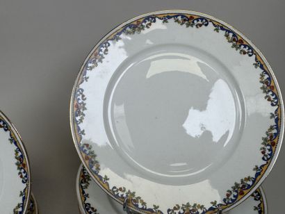 LIMOGES.
Partie de service en porcelaine...