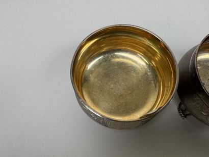 Paire de salerons tripode en argent et vermeil...