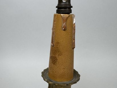Gilded bronze lamp base.
H. 30 cm.
