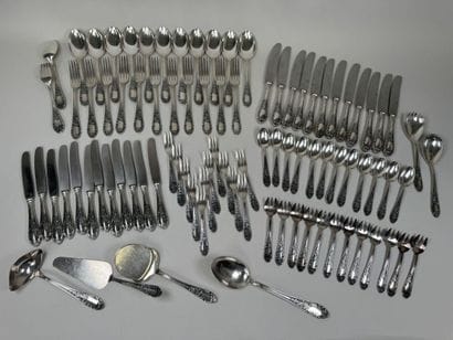 Partie de ménagère en métal argenté, modèle...
