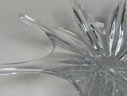 BACCARAT.
Grande coupe de forme libre pouvant...