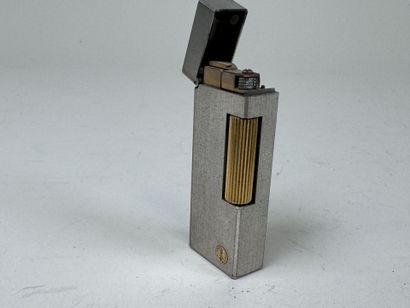 DUNHILL.
Briquet de poche en métal brossé...