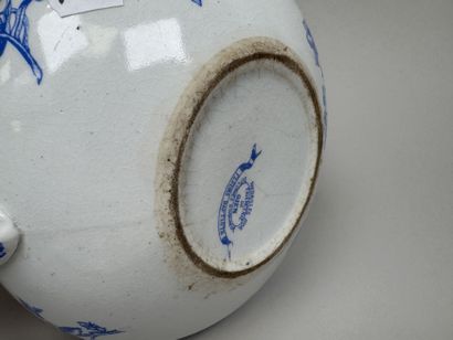 GIEN.
Lot en faïence polychrome comprenant...