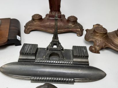 A collection of 11 desk inkwells with pen...