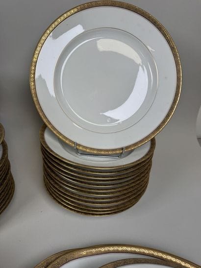 LIMOGES, 20th century.
A substantial dinner...