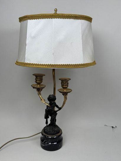École, XXe.
Pied de lampe en bronze à deux...