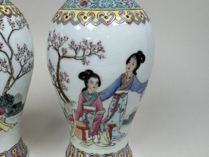 CHINA, 20th century.
Pair of baluster vases...