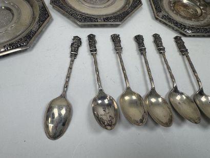 INDONESIE, XXe.
Lot en porcelaine polychrome...