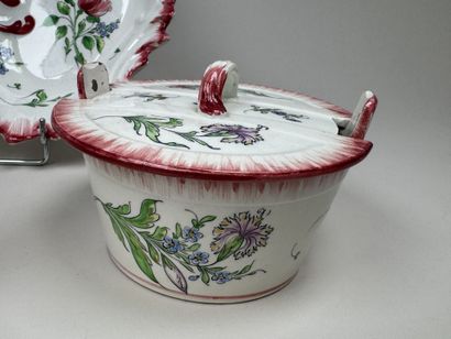 Set of fine polychrome earthenware pieces...